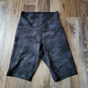 Lululemon black camo 8" biker shorts